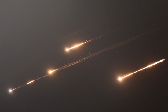 6月 13 日,耶路撒冷上空的火箭尾迹